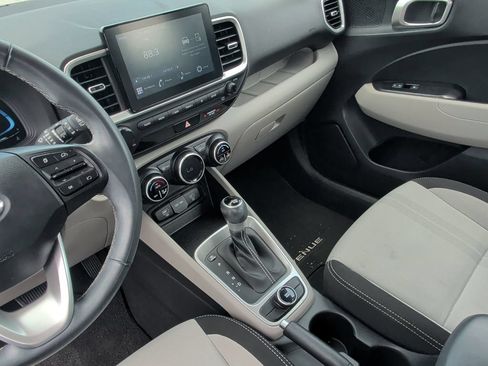 Used 2024 Hyundai Venue SEL FWD image 31