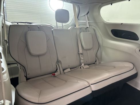 Used 2021 Chrysler Pacifica Limited w/ Uconnect Theater Family Group image 28