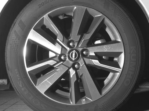 Used 2025 Nissan Versa SV FWD image 16