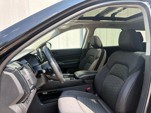 Used 2023 Nissan Pathfinder SV w/ SV Premium Package AWD/4WD image 12
