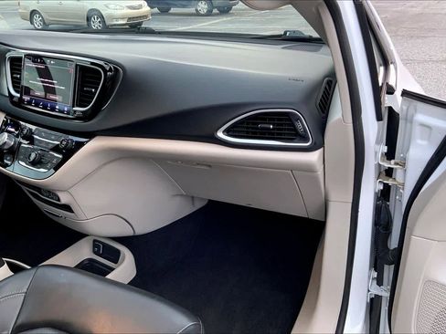 Used 2023 Chrysler Pacifica Touring-L image 17