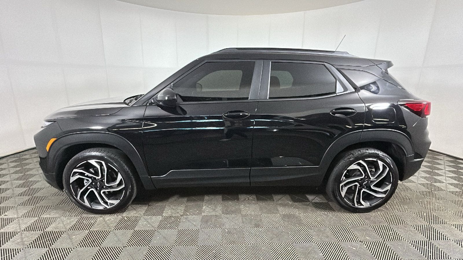 Used 2025 Chevrolet TrailBlazer RS w/ Convenience Package AWD/4WD image 7