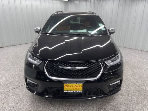 Used 2026 Chrysler Pacifica Pinnacle w/ Trailer Tow Group image 2