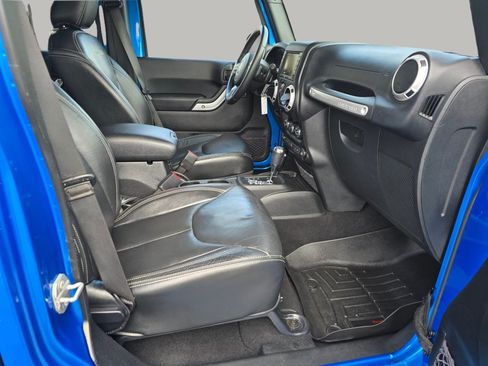 Used 2016 Jeep Wrangler Unlimited Sahara w/ Connectivity Group AWD/4WD image 25