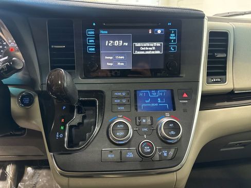 Used 2017 Toyota Sienna XLE Premium FWD image 16