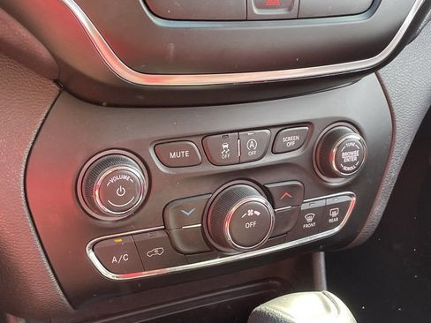 Used 2019 Jeep Cherokee Latitude w/ Popular Appearance Group image 6