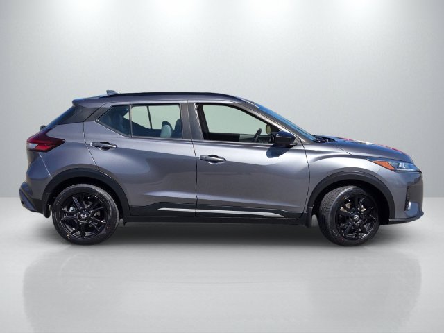 Used 2023 Nissan Kicks SR w/ SR Premium Package FWD image 3