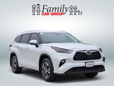 Used 2023 Toyota Highlander XLE FWD image 2