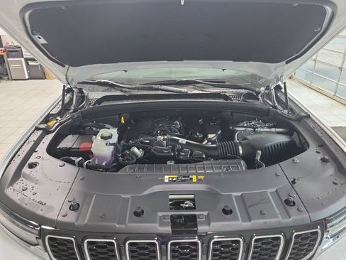 New 2025 Jeep Grand Cherokee Limited AWD/4WD image 32