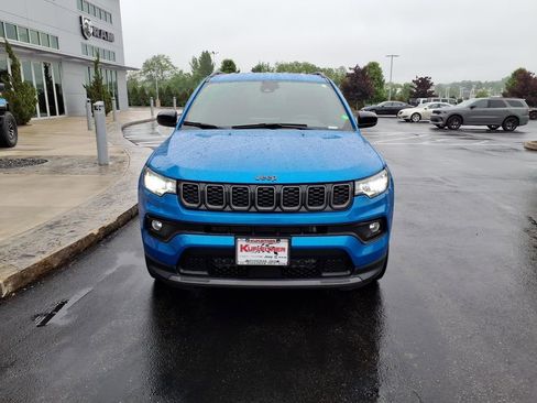 Used 2025 Jeep Compass Latitude w/ Convenience Group AWD/4WD image 3