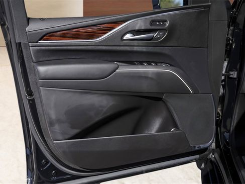 Certified 2024 Cadillac Escalade Luxury image 25