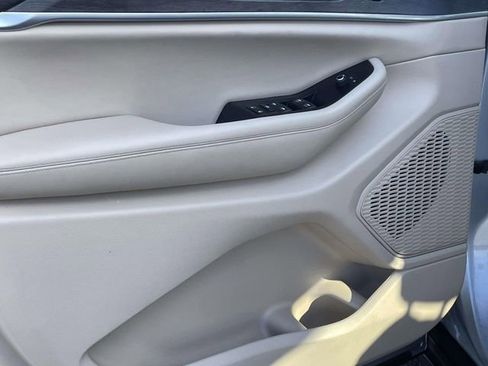 Used 2024 Jeep Grand Cherokee L Limited w/ Black Appearance Package image 21