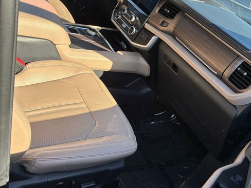 Used 2024 Ford Expedition Limited image 4