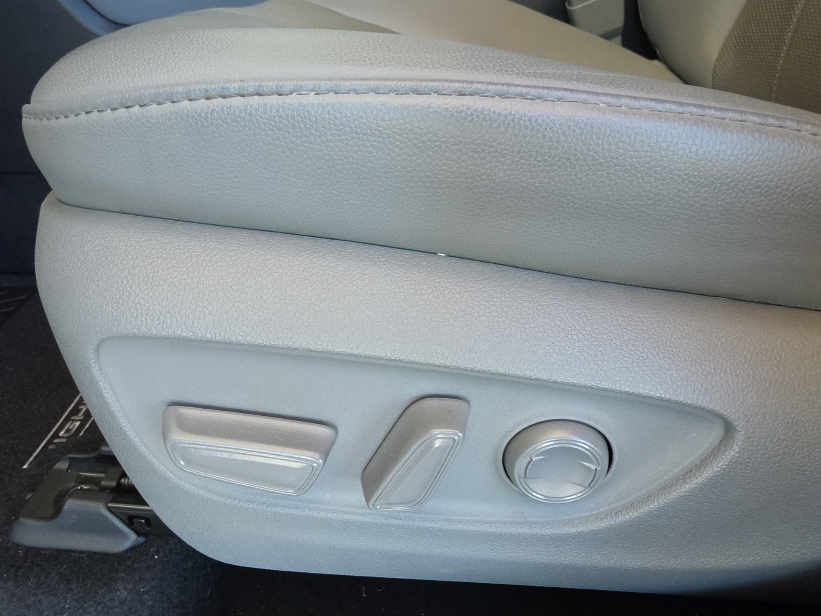 Used 2021 Toyota Highlander Limited FWD image 6