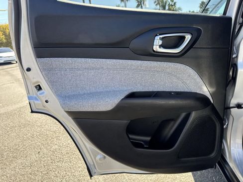 Used 2024 Jeep Compass Latitude image 23