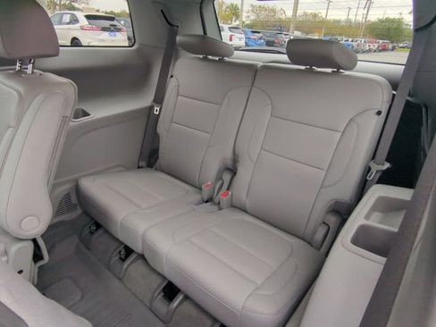 Used 2022 GMC Acadia SLT w/ Preferred Package image 15