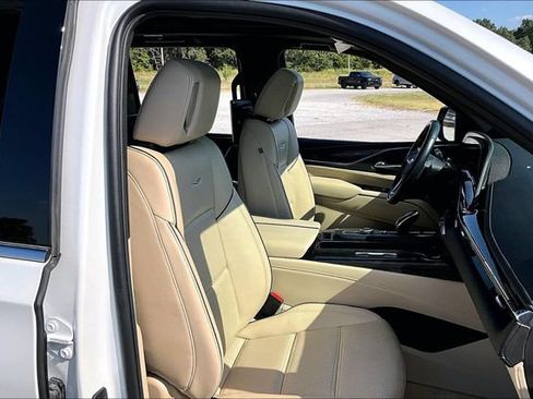 Used 2023 Cadillac Escalade Premium Luxury AWD/4WD image 30