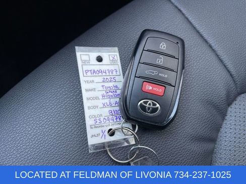 Used 2025 Toyota Grand Highlander AWD image 33