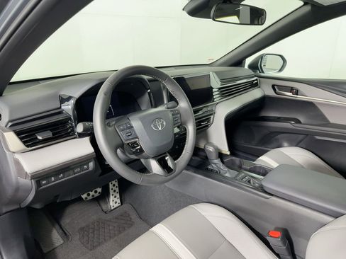 Used 2025 Toyota Camry SE image 3