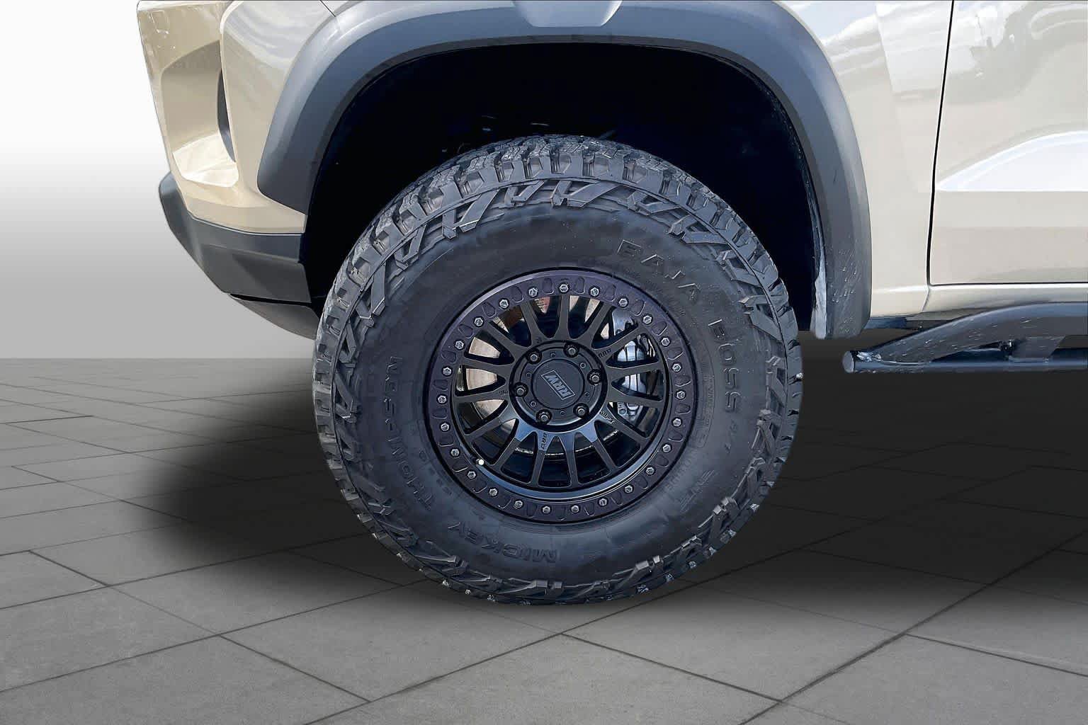 Used 2024 Chevrolet Colorado ZR2 w/ Technology Package AWD/4WD image 10