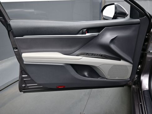 Used 2024 Toyota Camry SE image 10