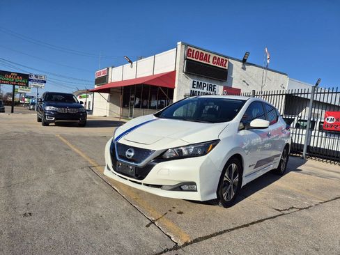 Used 2019 Nissan Leaf SV image 2