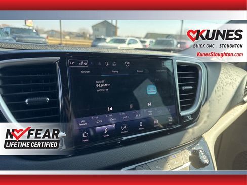 Used 2023 Chrysler Pacifica Touring-L image 31