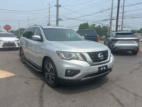 Used 2017 Nissan Pathfinder Platinum w/ Family Entertainment Package AWD/4WD image 8