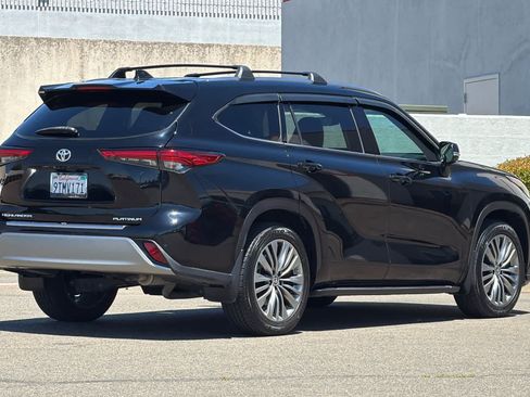 Used 2021 Toyota Highlander Platinum FWD image 2