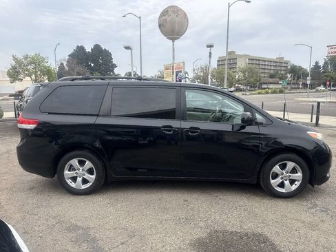 Used 2011 Toyota Sienna LE w/ Towing Pkg image 11