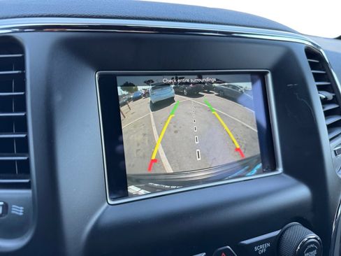 Used 2018 Jeep Grand Cherokee Laredo image 13