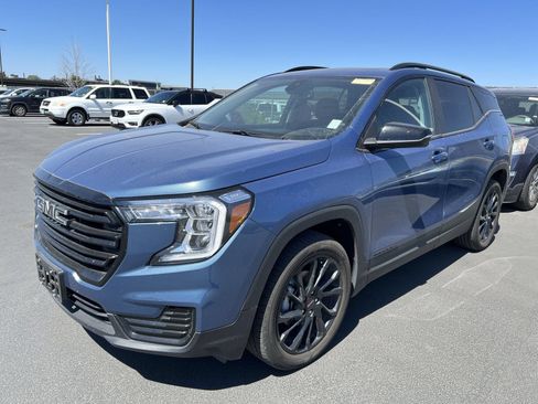 Used 2024 GMC Terrain SLE w/ Driver Convenience Package AWD/4WD image 2
