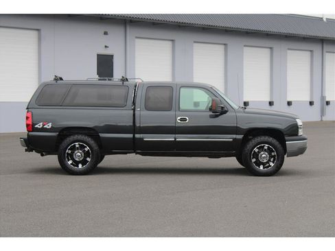 Used 2005 Chevrolet Silverado 1500 LS w/ Light Duty Power Package AWD/4WD image 4