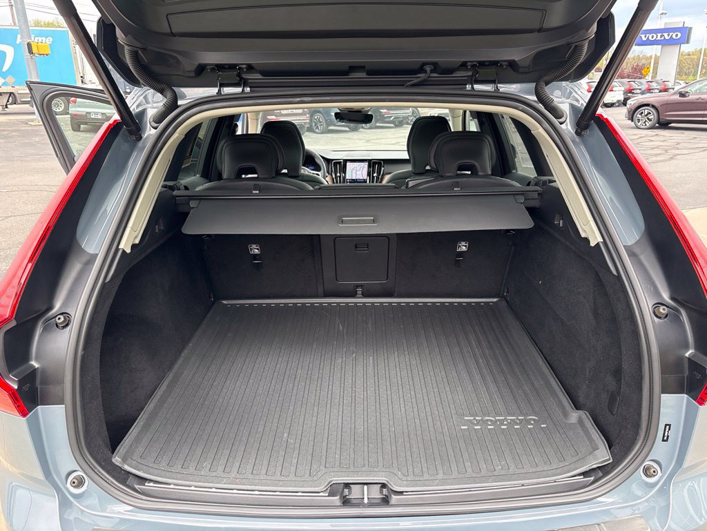 Certified 2023 Volvo XC60 B5 Plus AWD/4WD image 44