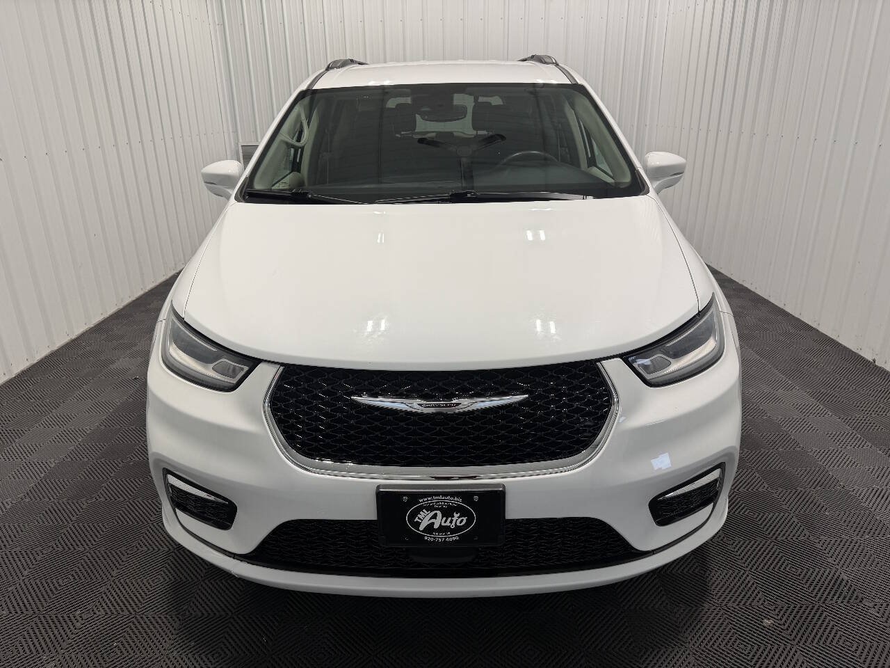 Used 2022 Chrysler Pacifica Touring-L FWD image 2