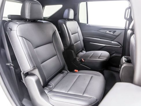 Used 2025 Chevrolet Traverse LT image 34