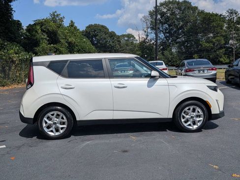 Used 2024 Kia Soul LX w/ Option Group 015 FWD image 3