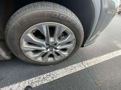 Used 2021 Toyota Highlander Limited FWD image 12