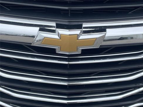 Used 2025 Chevrolet Malibu LT FWD image 2