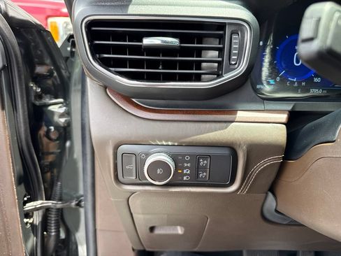 Used 2023 Ford Explorer King Ranch w/ Technology Package AWD/4WD image 13