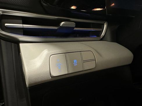 Used 2025 Hyundai Elantra Limited FWD image 16