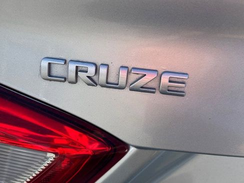 Used 2018 Chevrolet Cruze LS image 17