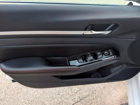 Used 2025 Nissan Altima 2.5 SR FWD image 8