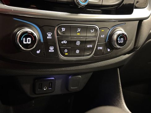 Used 2022 Chevrolet Traverse LT FWD image 40