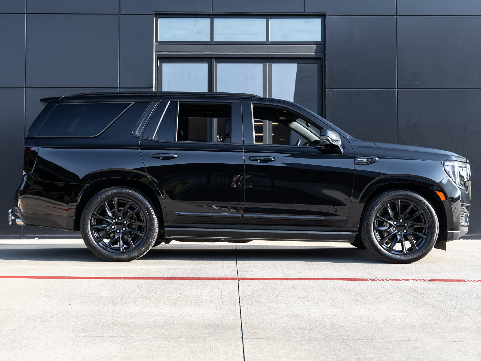 Used 2021 GMC Yukon Denali w/ Denali Premium Package RWD image 10