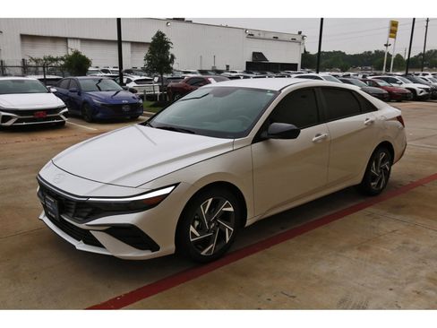 Certified 2025 Hyundai Elantra Sport FWD image 3