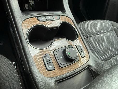 Used 2023 GMC Acadia SLE w/ Driver Convenience Package image 16