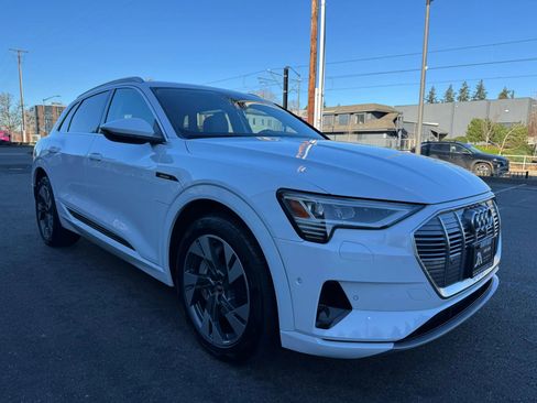 Used 2021 Audi e-tron Premium Plus w/ Premium Plus Package image 2