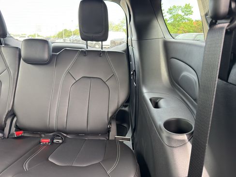 New 2026 Chrysler Pacifica Select FWD image 34