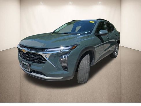 Used 2025 Chevrolet Trax LT FWD image 10